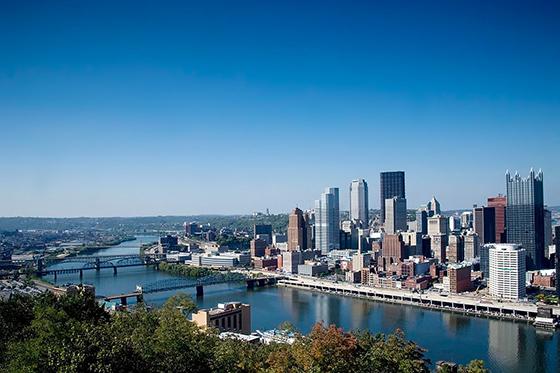 匹兹堡号的照片, 以高楼大厦为特色的宾夕法尼亚州天际线, rivers, bridges, 蔚蓝的天空
